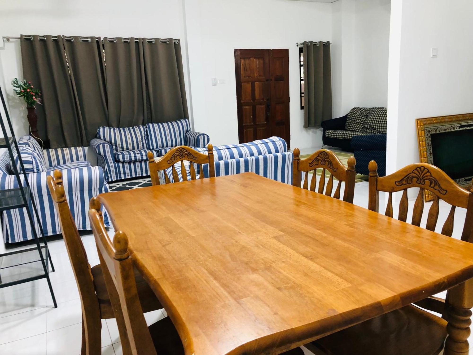 Alyn V Netflix Wifi Cuckoo Holiday home Batu Pahat